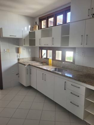 Casa de Esquina com Piscina na Aruana