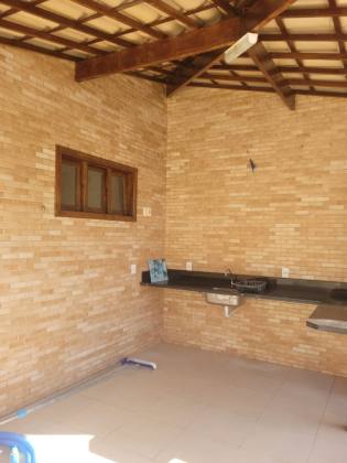 Casa de Esquina com Piscina na Aruana