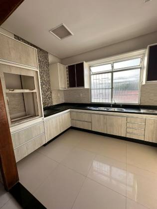 Casa Duplex de Esquina com Pontos Comerciais no Aeroporto