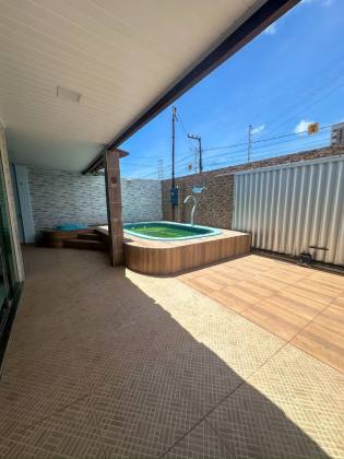 Casa com Piscina na Aruana