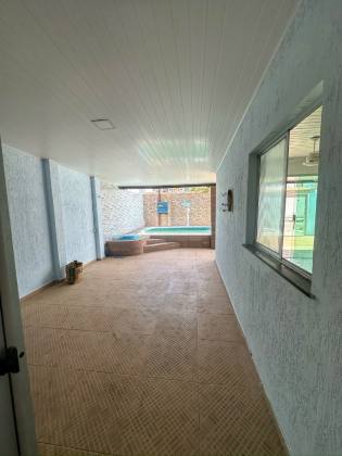 Casa com Piscina na Aruana