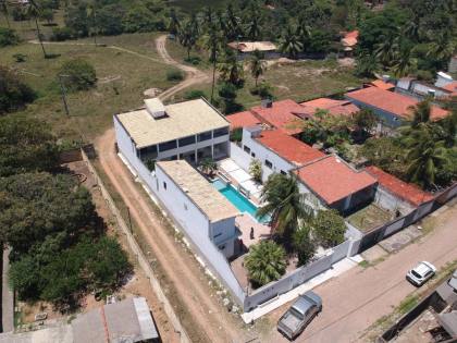 Casa com Piscina na Aruana (porteira fechada)