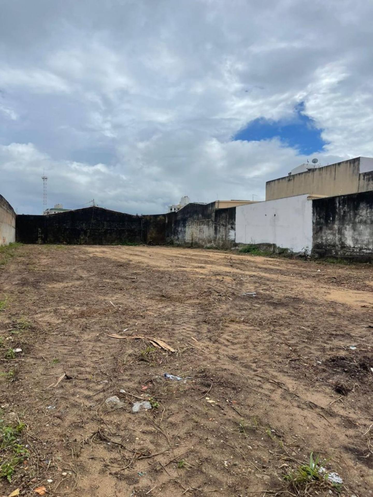 TERRENO NA FAROLÂNDIA