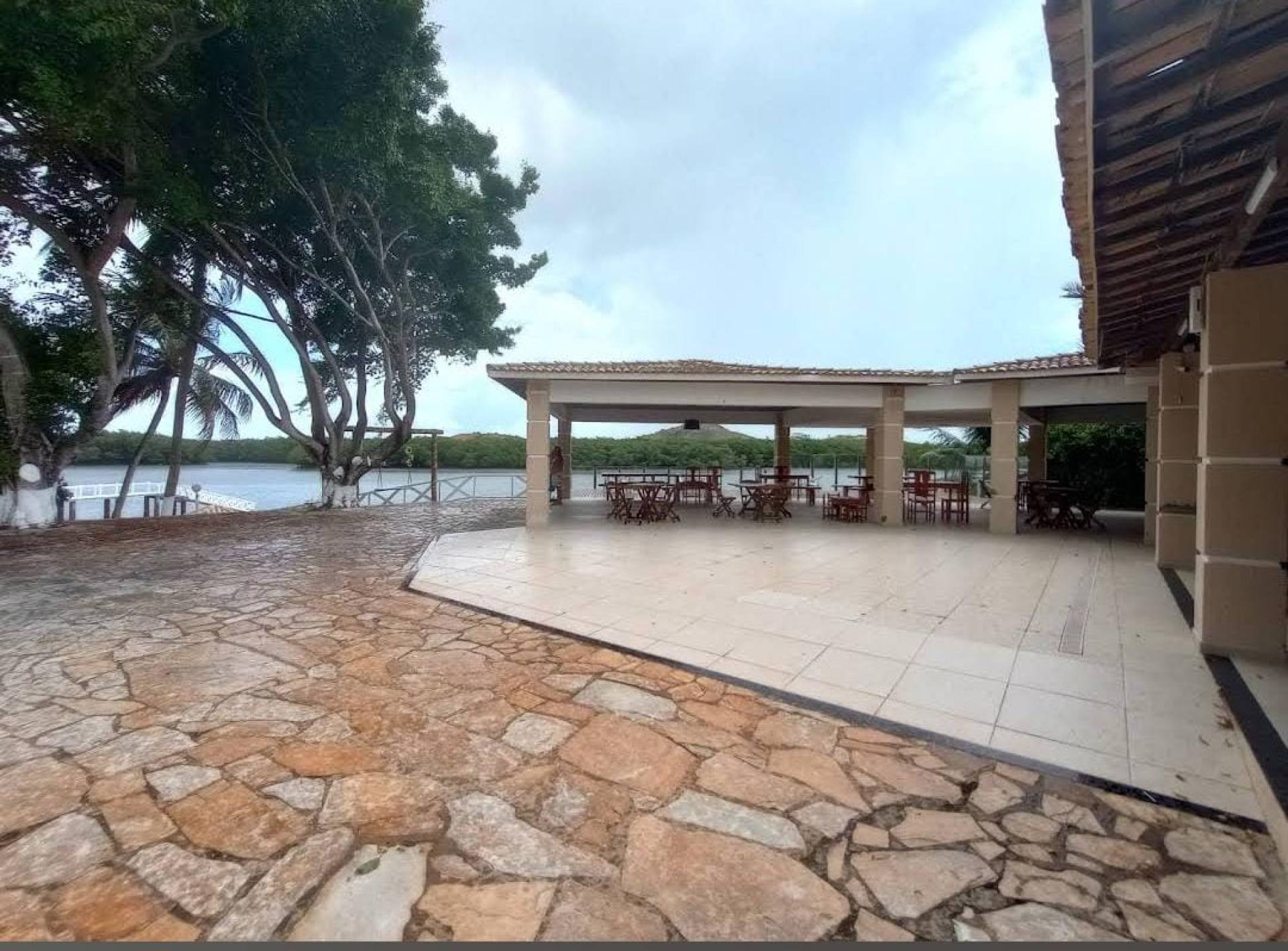 Terreno com 3 casas no Cond. Porto Belo