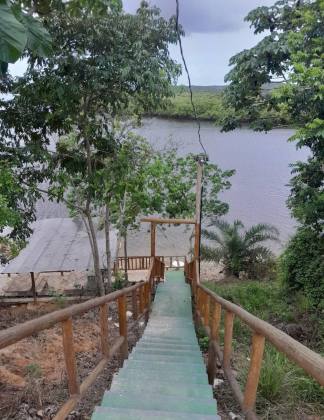 Terreno com 3 casas no Cond. Porto Belo