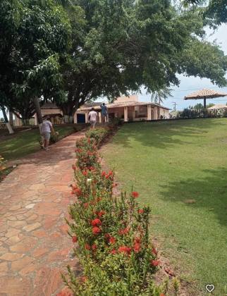 Terreno com 3 casas no Cond. Porto Belo