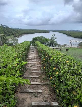 Terreno com 3 casas no Cond. Porto Belo