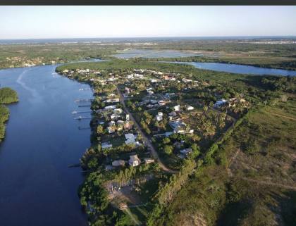 Terreno com 3 casas no Cond. Porto Belo
