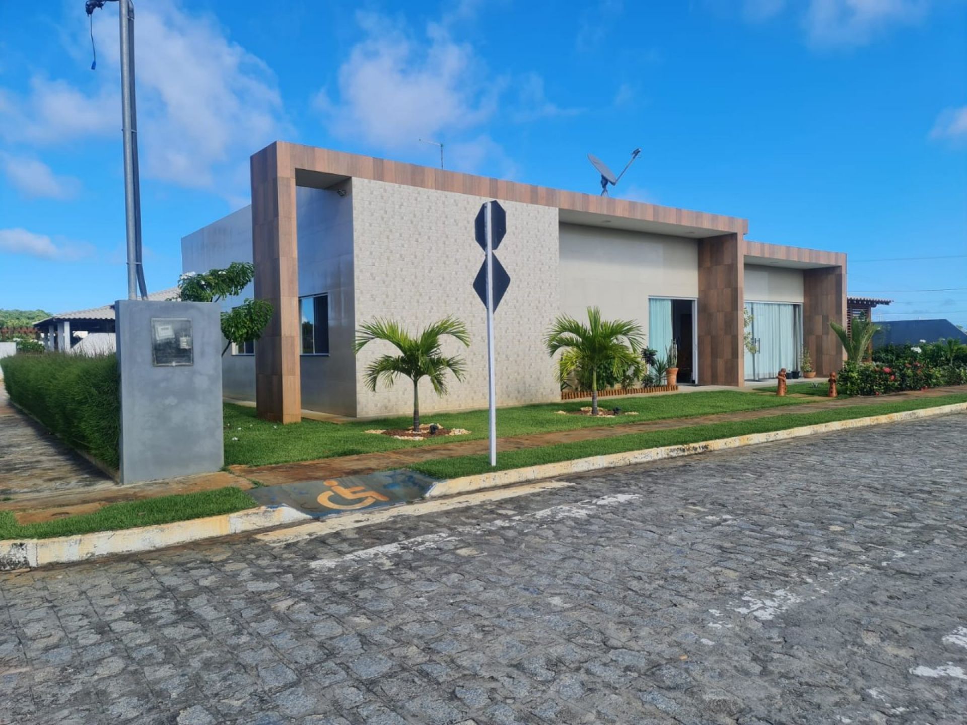 Casa de Esquina no Cond. Meridien Praia Mar