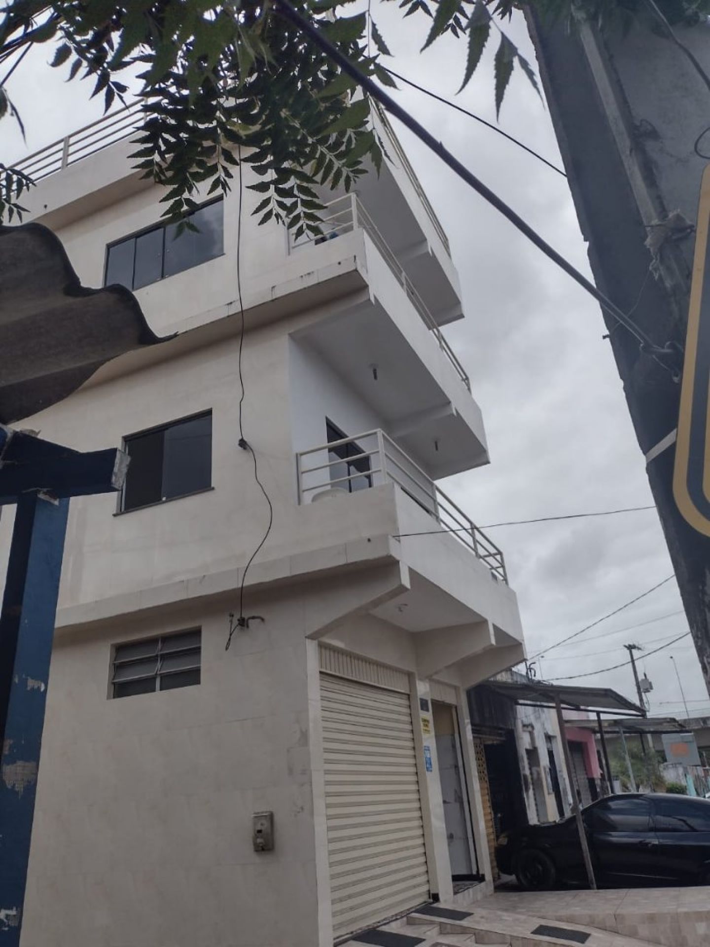 Casa com Ponto Comercial no Bairro Industrial