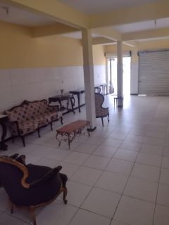Casa com Ponto Comercial no Bairro Industrial
