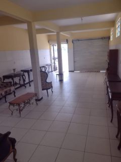 Casa com Ponto Comercial no Bairro Industrial