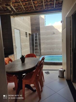 Casa com Piscina na Aruana