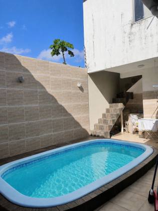 Casa com Piscina na Aruana