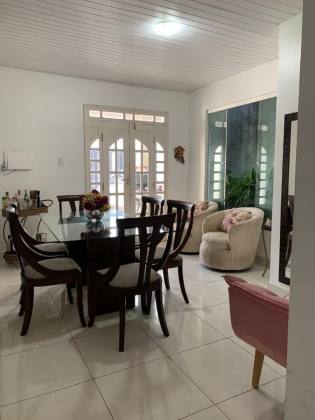 Casa com Piscina na Aruana