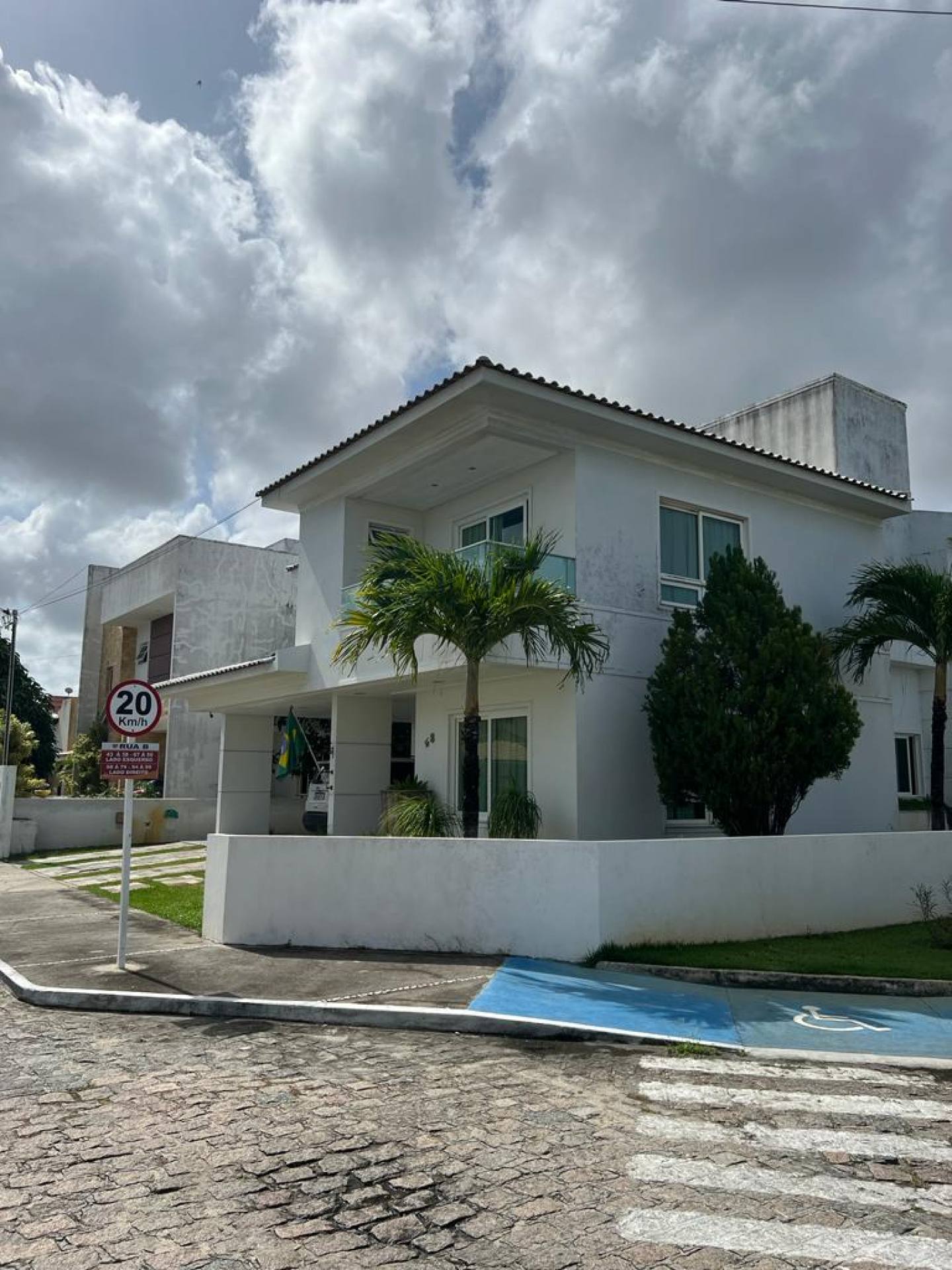Casa Duplex com Piscina no Condomínio São Lourenço