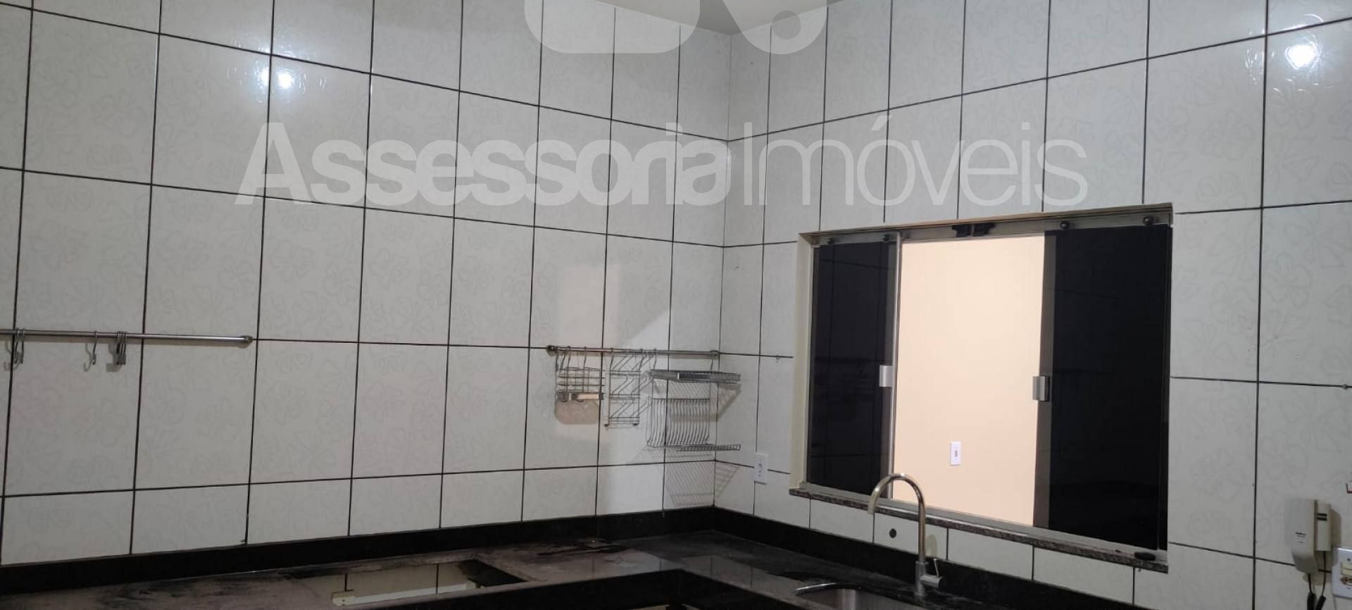 CASA Á 100 METROS DA  AV.ITARUMÃ