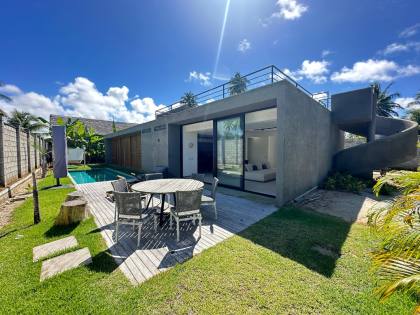 Casa de Luxo, 03 suítes e piscina privativa, em condomínio beira-mar em Tatuamunha - BA01