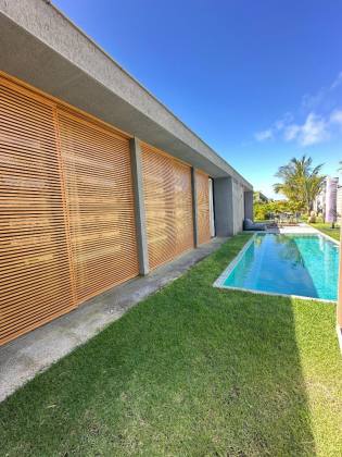 Casa de Luxo, 03 suítes e piscina privativa, em condomínio beira-mar em Tatuamunha - BA01