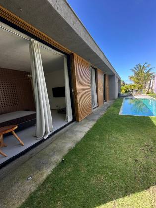 Casa de Luxo, 03 suítes e piscina privativa, em condomínio beira-mar em Tatuamunha - BA01