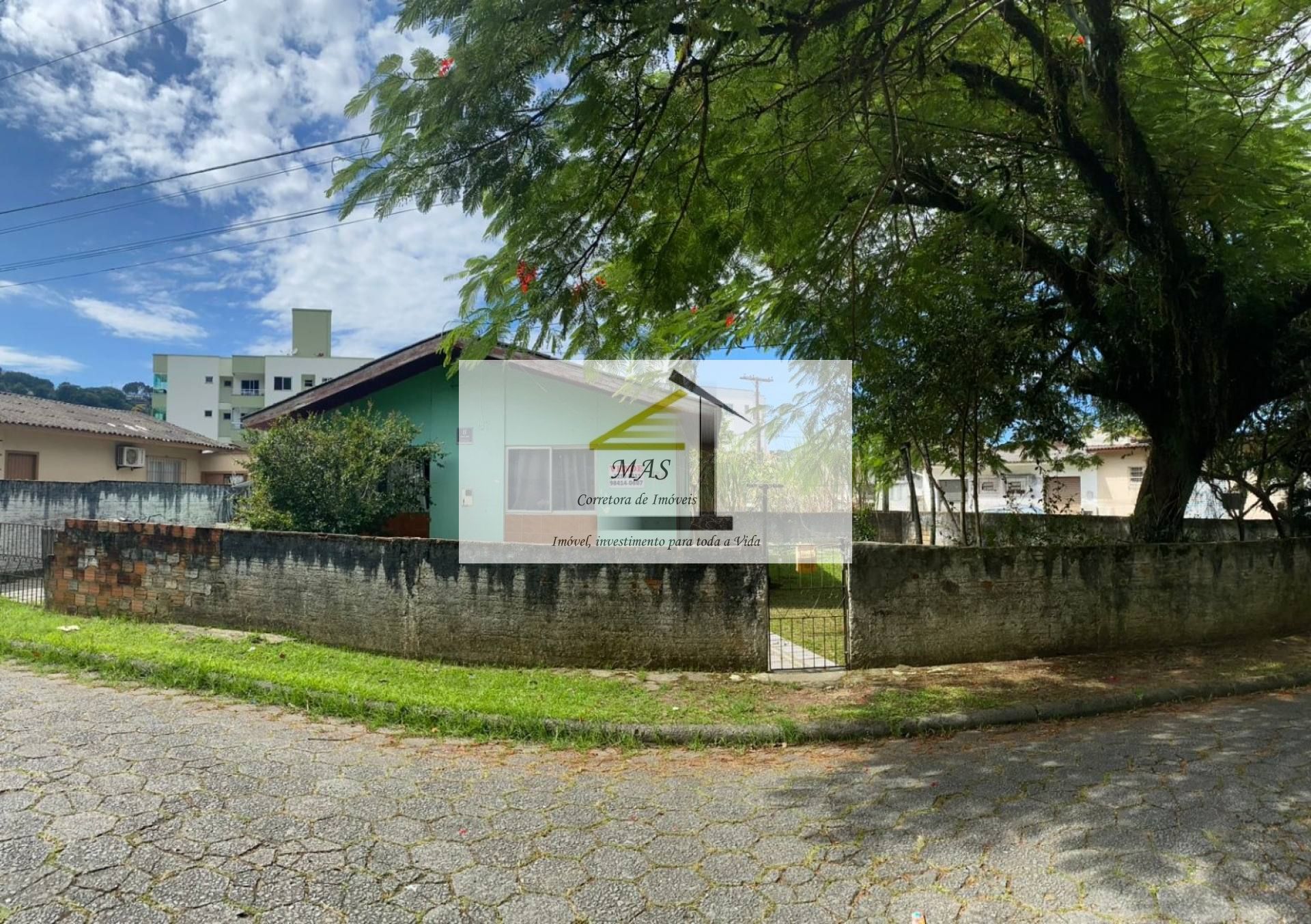 Casa à venda em terreno de 750m² em esquina privilegiada do bairro Forquilhinha