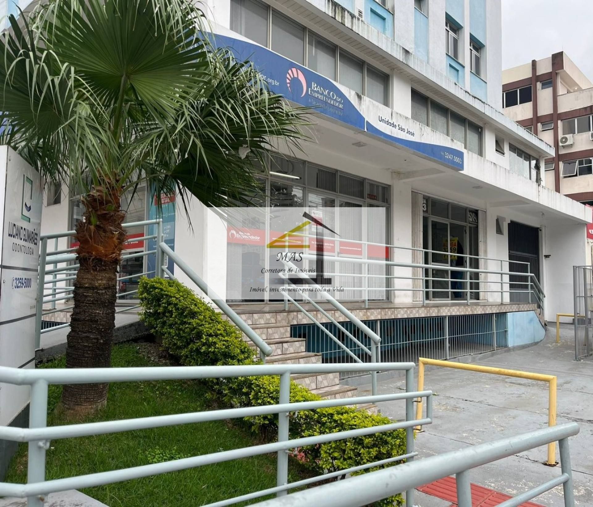 AMPLA SALA COMERCIAL À VENDA EM EXCELENTE PONTO DE VALORIZAÇÃO NO KOBRASOL