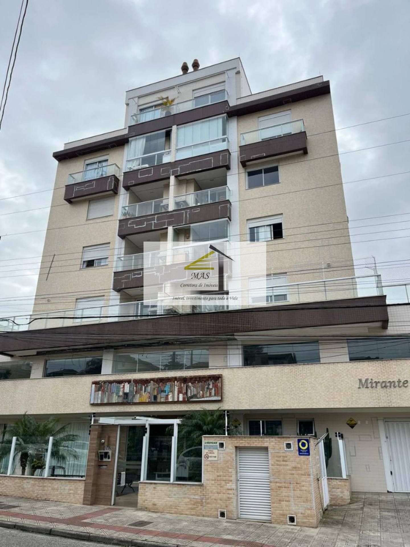 Apartamento semi-mobiliado com ampla área externa em coqueiros