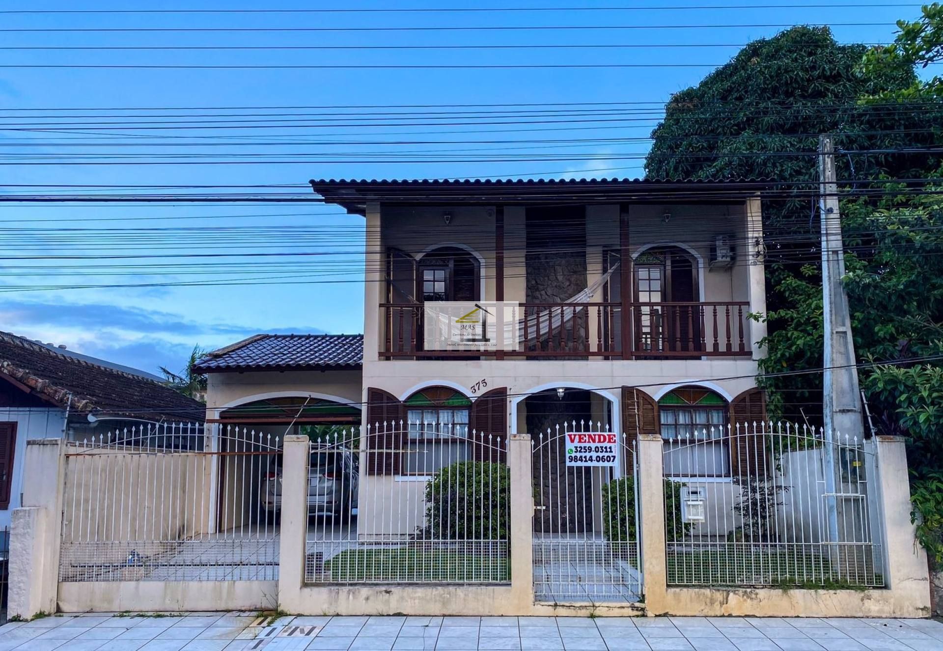 Amplo sobrado à venda em Barreiros, em excelente localização.