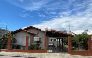 Excelente casa com 3 dormitórios e piscina em Picadas do Sul