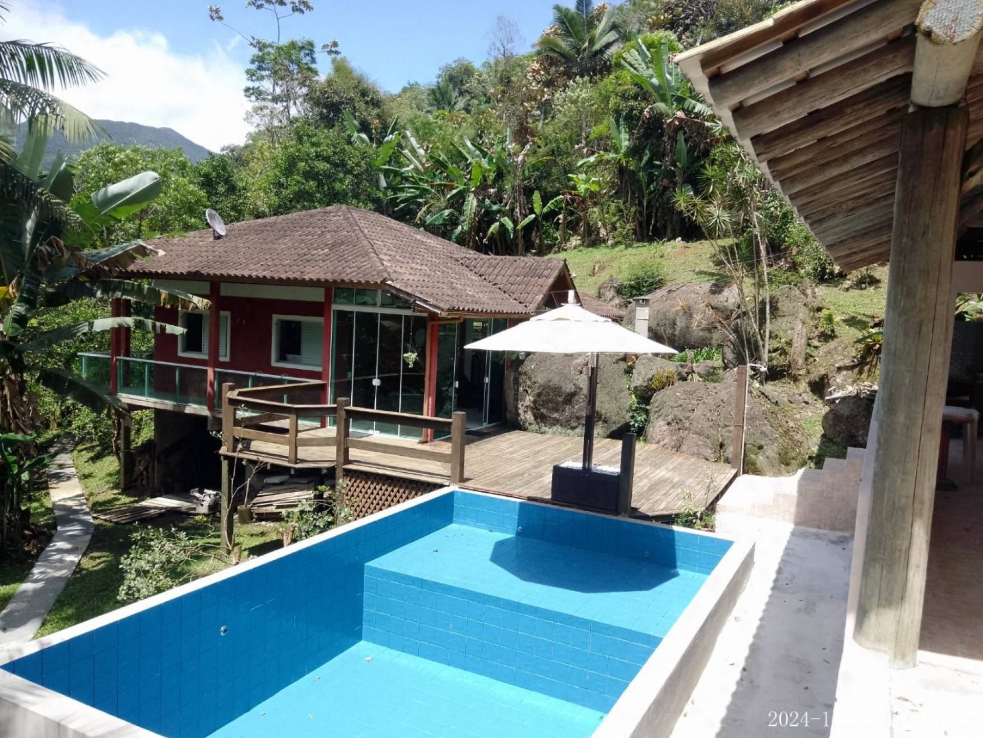 Sítio á venda com nascentes de água e estrutura de lazer completa