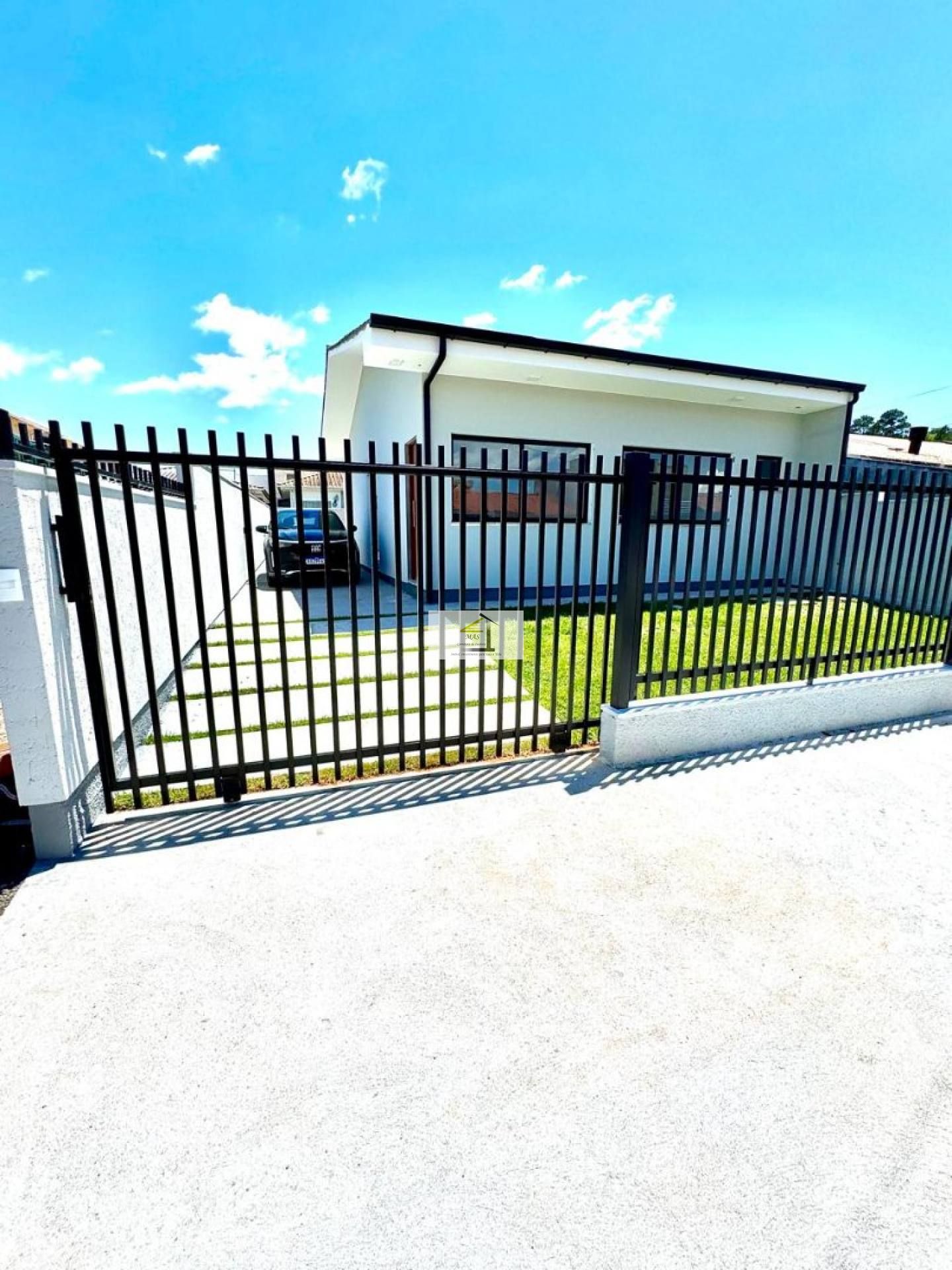 Casa Nova - 3 Quartos, 1 Suíte - Terreno Amplo!