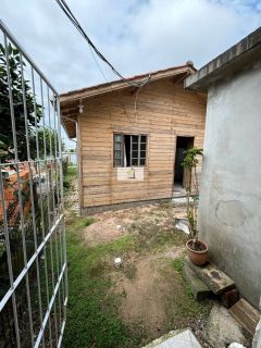 Conjunto de 02 sobrados e uma casa de madeira  à venda - Praia João Rosa