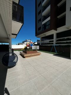 Lindo apartamento em alto padrão de 02 quartos com suíte e garagem.