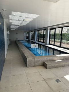 Lindo apartamento em alto padrão de 02 quartos com suíte e garagem.