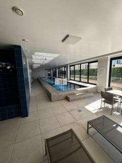 Lindo apartamento em alto padrão de 02 quartos com suíte e garagem.