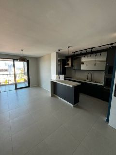 Lindo apartamento em alto padrão de 02 quartos com suíte e garagem.