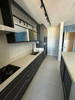 Lindo apartamento em alto padrão de 02 quartos com suíte e garagem.