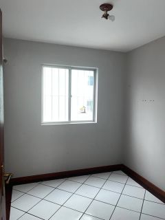 Imóvel bem localizado no Kobrasol de 2 quartos com garagem livre coberta!