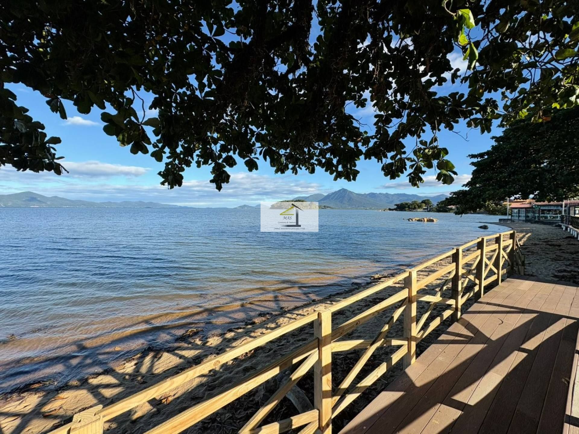 Terreno com linda vista na quadra do mar da ponta de baixo