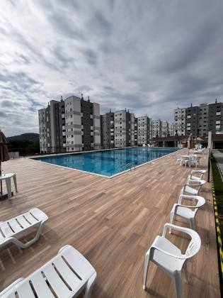 Lindo apartamento mobiliado de 02 quartos com suíte e garagem.