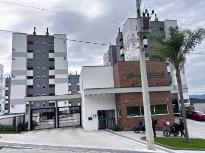 Lindo apartamento mobiliado de 02 quartos com suíte e garagem.
