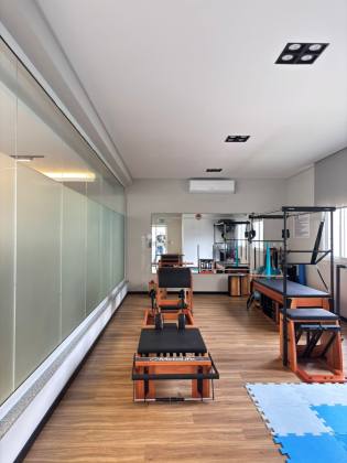 Lindo apartamento mobiliado de 02 quartos com suíte e garagem.