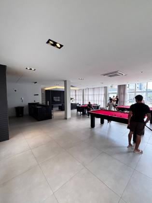 Lindo apartamento mobiliado de 02 quartos com suíte e garagem.