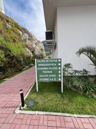 Lindo apartamento mobiliado de 02 quartos com suíte e garagem.