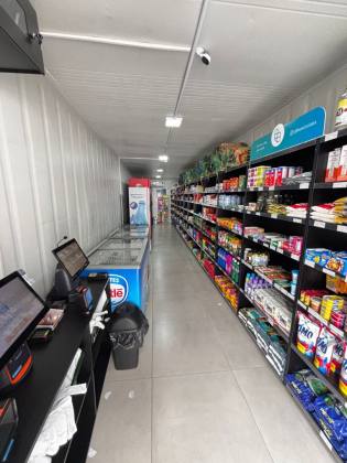 Lindo apartamento mobiliado de 02 quartos com suíte e garagem.