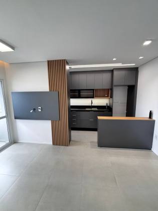 Lindo apartamento mobiliado de 02 quartos com suíte e garagem.