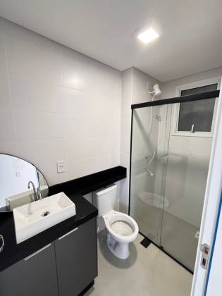 Lindo apartamento mobiliado de 02 quartos com suíte e garagem.