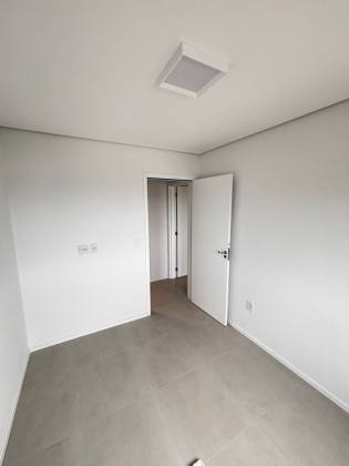 Lindo apartamento mobiliado de 02 quartos com suíte e garagem.