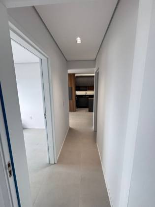 Lindo apartamento mobiliado de 02 quartos com suíte e garagem.