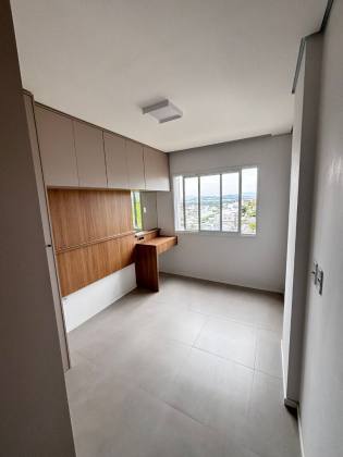 Lindo apartamento mobiliado de 02 quartos com suíte e garagem.